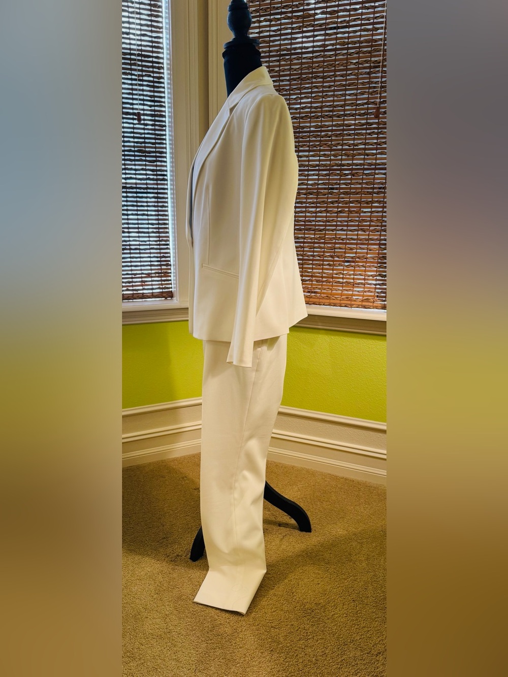 Le Suit White Women's Two-Piece Blazer and Trousers - Picture 3 of 13
